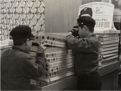 売り場風景（1960年）/Our products in a store. (1960)